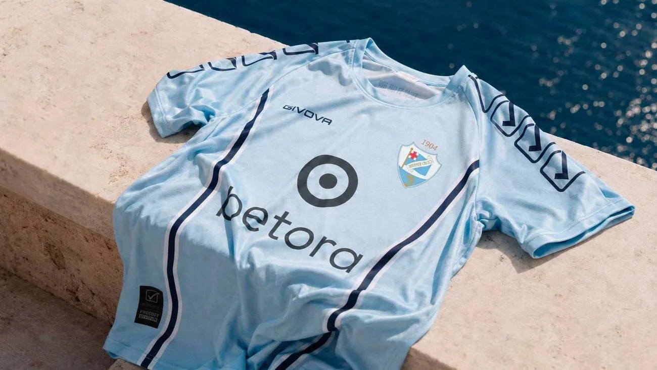 La maglia biancoazzurra della Sanremese appoggiata su un muretto davanti al mare